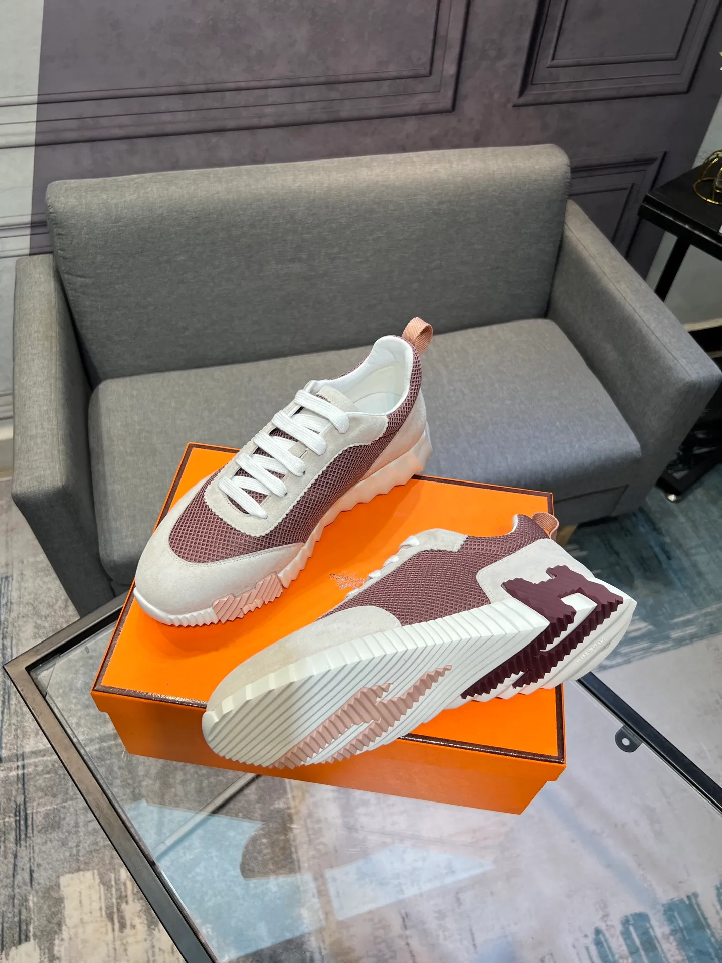 Men's shoes 💰660 Exclusive real shot (top version) Hermes new autumn and winter sports shoes. One of the most comfortable shoes from Hermes. Very light on the feet and good-looking. You will not be tired even if you go shopping. The overall suede feels very good. It is very beautiful and versatile. Very light and comfortable. Fabric: Imported high mercerized sheep/original single rain velvet. Lining: Imported silk sheepskin for the lining insole. Outsole: Seamless combination of IP+TPU (multi-color letters) German technology irradiation machine Size: Male 39-46 (Male 38 45 46 customized) Top quality, simultaneous full set of packaging